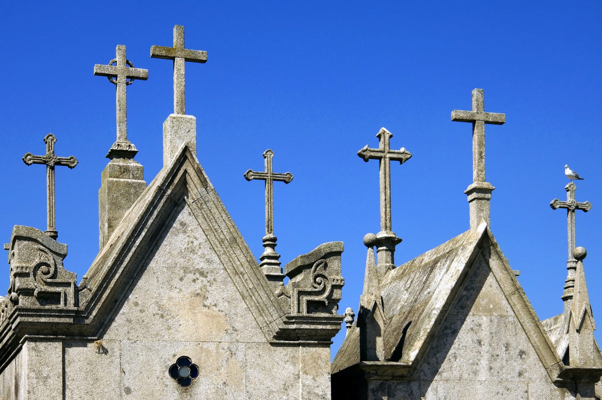 Freguesia de Braga está a enterrar mortos em passeio de cemitério devido a falta de espaço