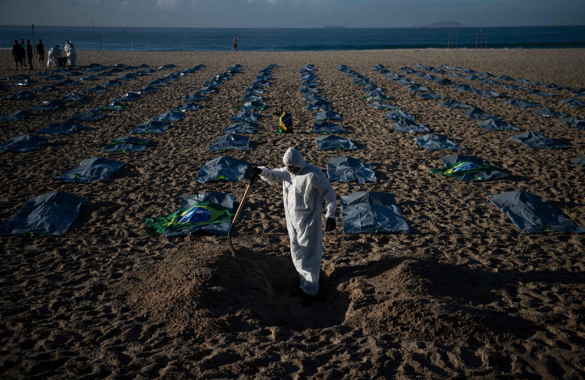 Praia de Copacabana coberta com 400 sacos pretos, um por cada mil vítimas da covid-19 no Brasil