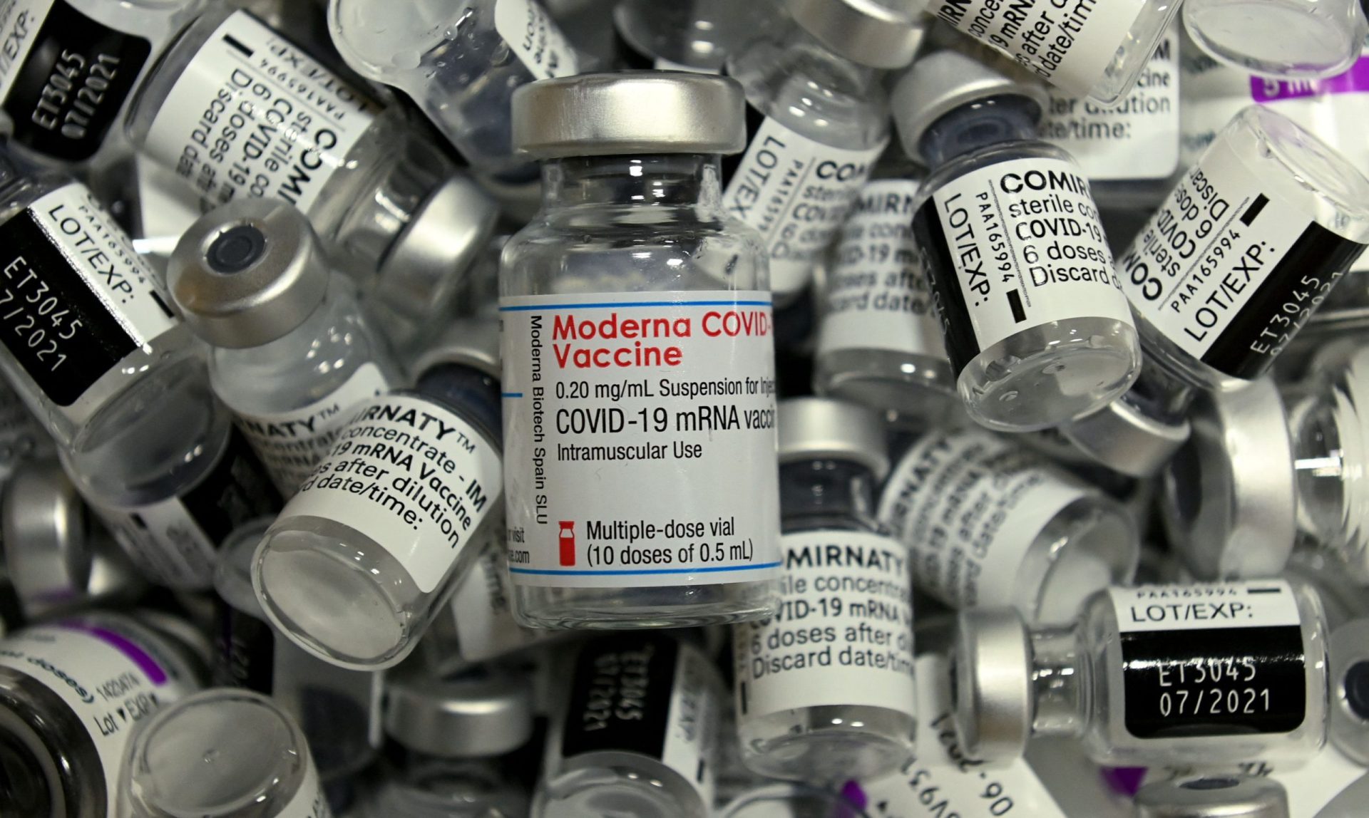 OMS dá aprovação de emergência à vacina contra a covid-19 da Moderna