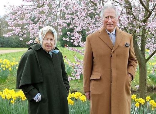 Novas fotografias da Rainha Isabel II a passear com o príncipe Carlos elogiadas nas redes sociais