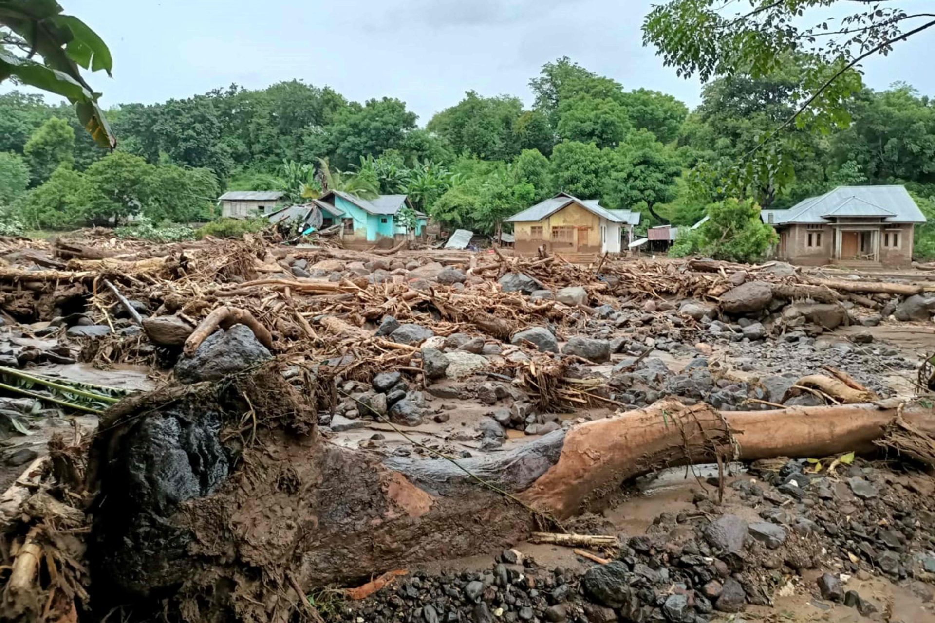 Inundações na Indonésia deixam pelo menos 44 mortos