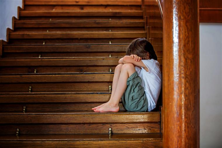 Parlamento vota estatuto de vítima para crianças testemunhas de violência doméstica