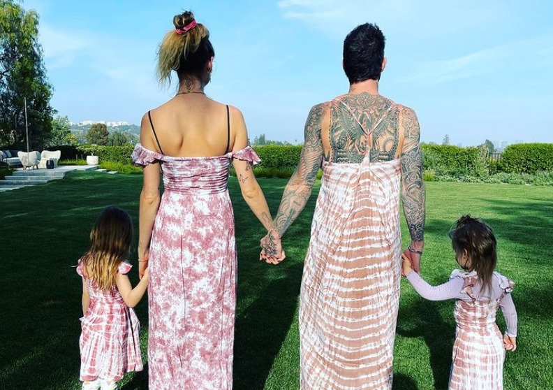 Adam Levine deixa preconceito de lado e aparece com vestido no Instagram