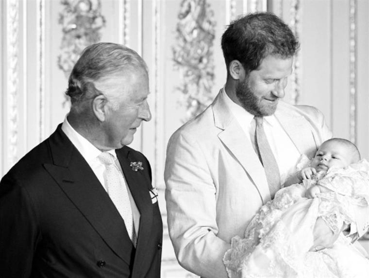 Príncipe Carlos só viu Archie, filho de Meghan e Harry, duas vezes