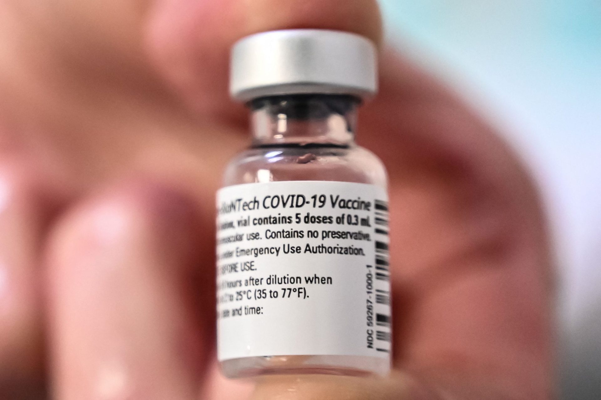 “Estou com medo, dói-me tudo”, confessa mulher que recebeu seis doses da vacina contra a covid-19