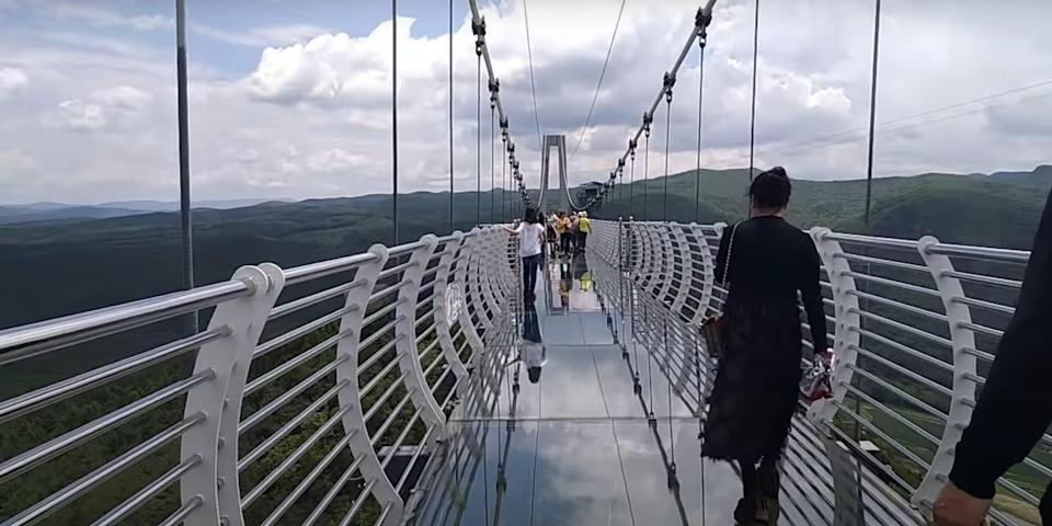 Turista fica pendurado a 100 metros de altura após queda de ponte de vidro