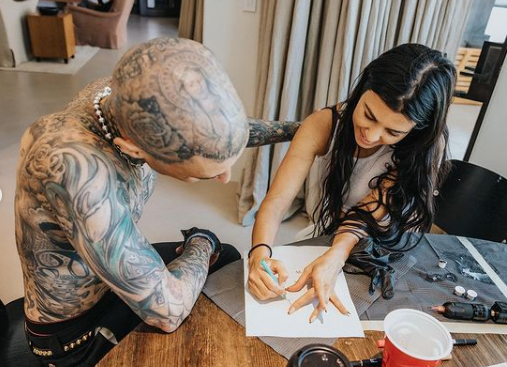 Kourtney Kardashian faz tatuagem no braço do namorado