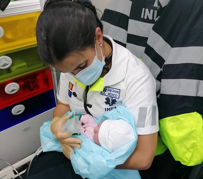 Bebé nasce prematura numa ambulância à porta de casa