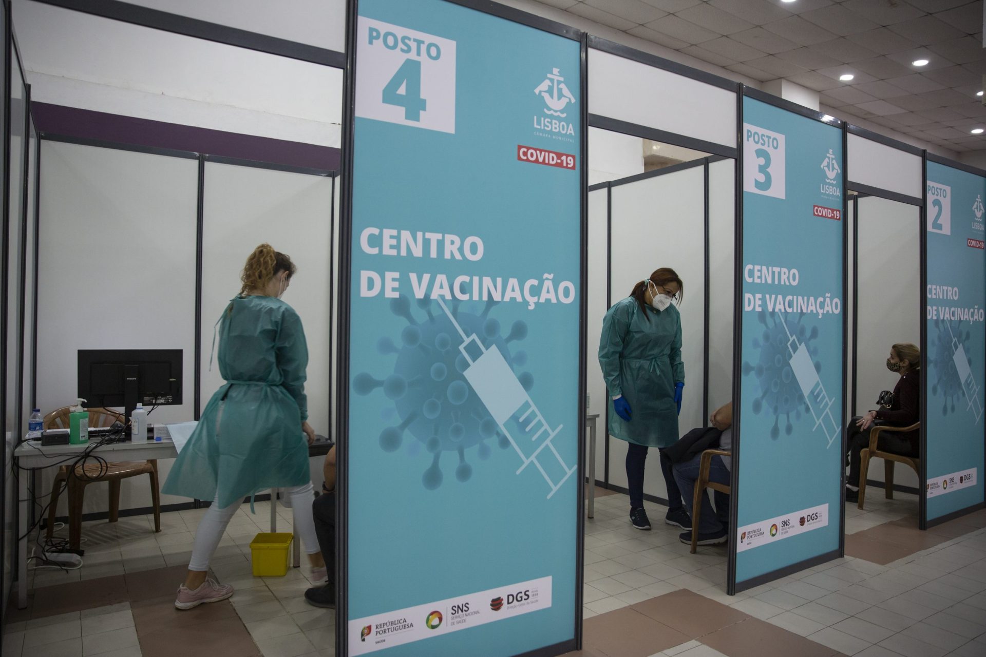 Mais de três milhões de pessoas já tomaram a primeira dose da vacina em Portugal