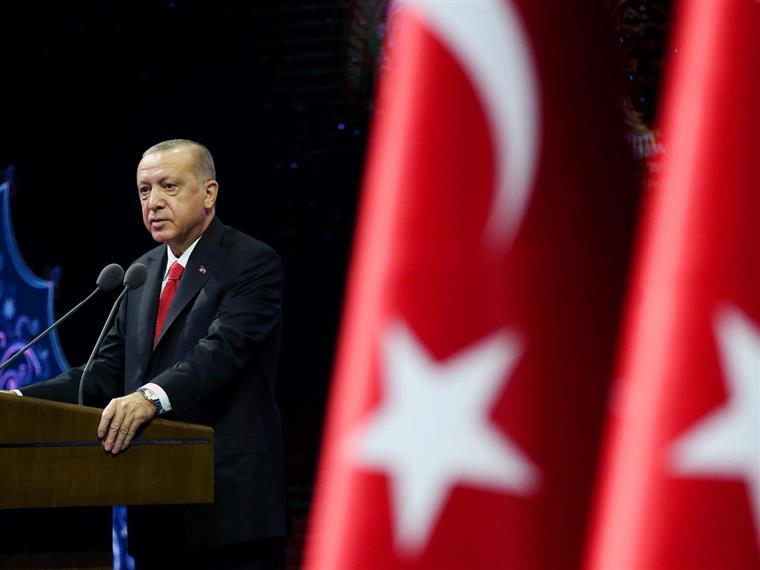 Erdogan exige indemnização a opositora que o comparou ao primeiro-ministro israelita