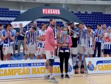 Andebol. FC Porto é bicampeão e recebe troféu pelas mãos de mulher de Alfredo Quintana