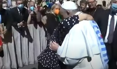 Papa abraça sobrevivente do Holocausto e beija tatuagem no Vaticano | Vídeo