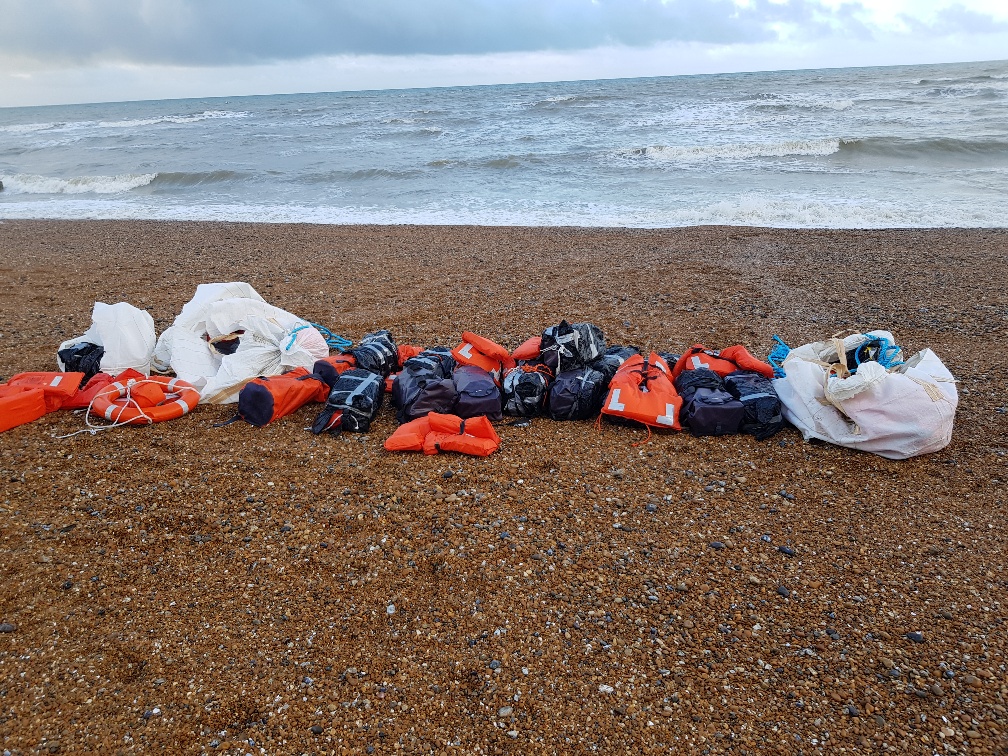 Pacotes com quase uma tonelada de cocaína dão à costa no Reino Unido