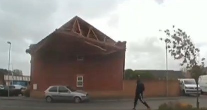 Vídeo mostra jovem de 17 anos a escapar ileso de colapso de uma parede em Inglaterra