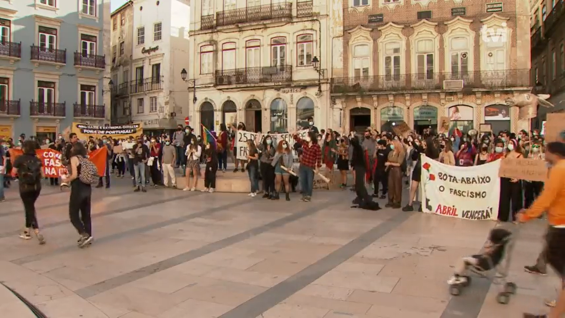 Centenas manifestaram-se contra o Chega em Coimbra. &#8220;Chegou a hora de os fascistas irem embora&#8221;