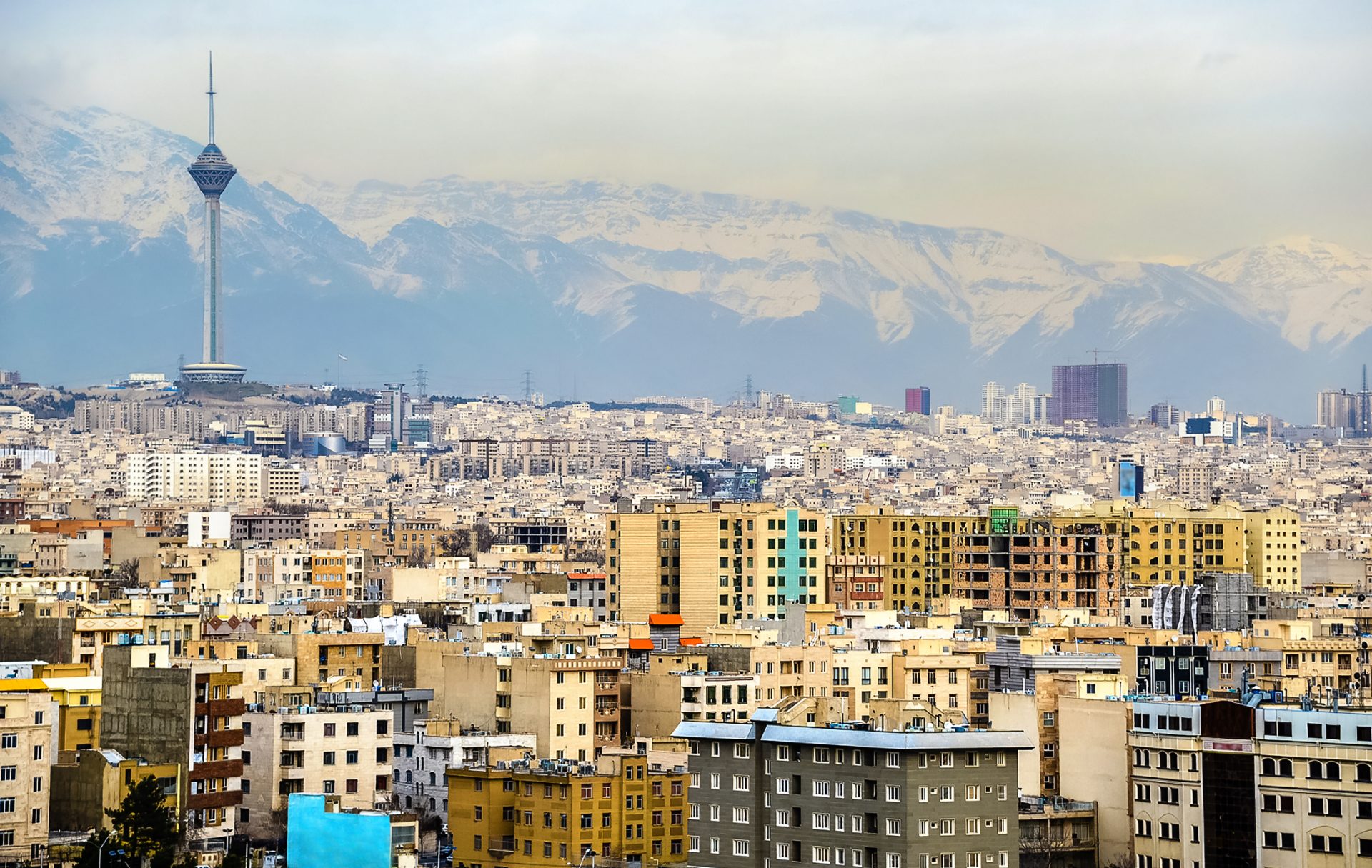 Diplomata suíça morre após cair de um prédio no Teerão. Autoridades investigam