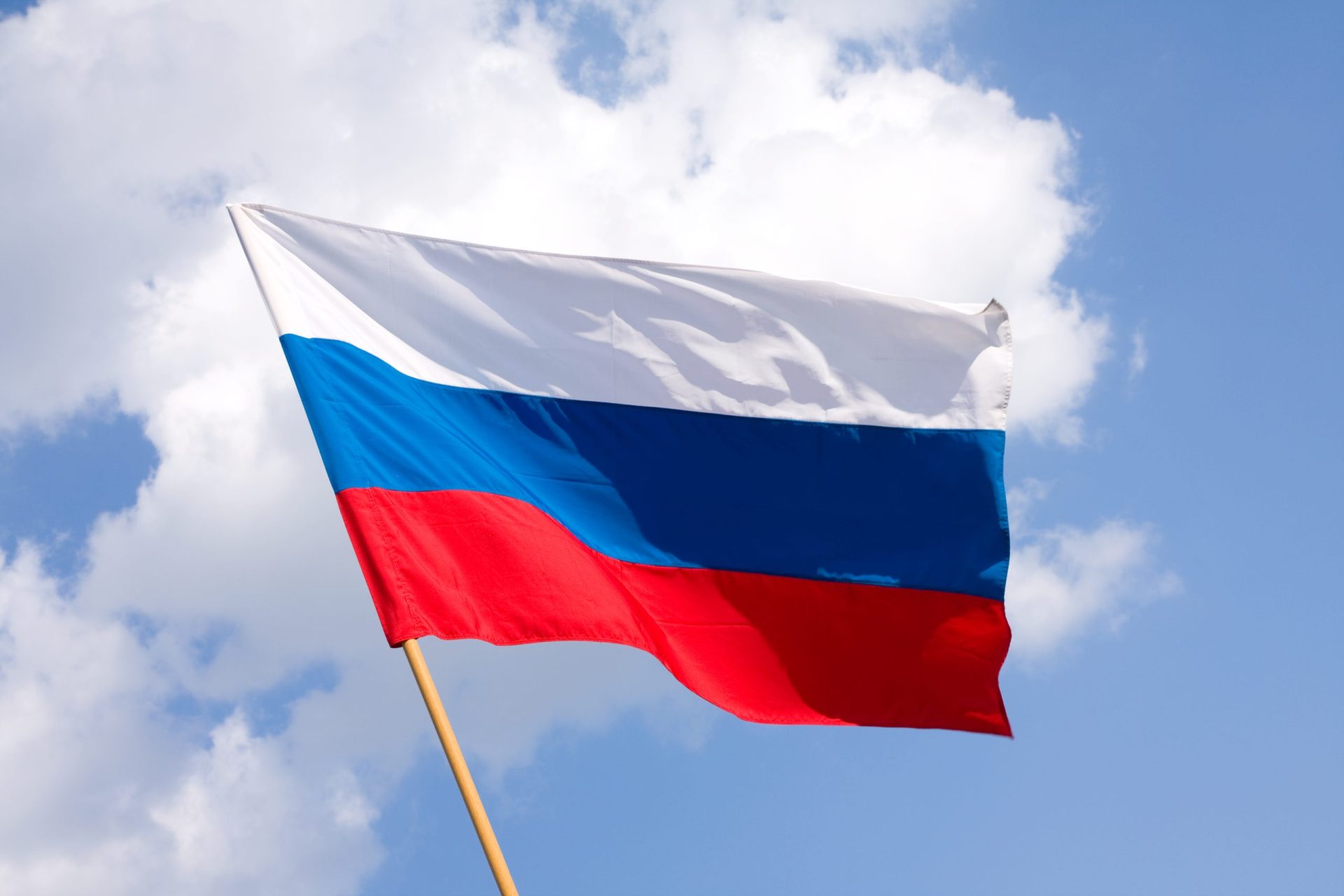 Embaixada da Rússia diz que “senhora ativista” pode voltar “tranquilamente para casa”