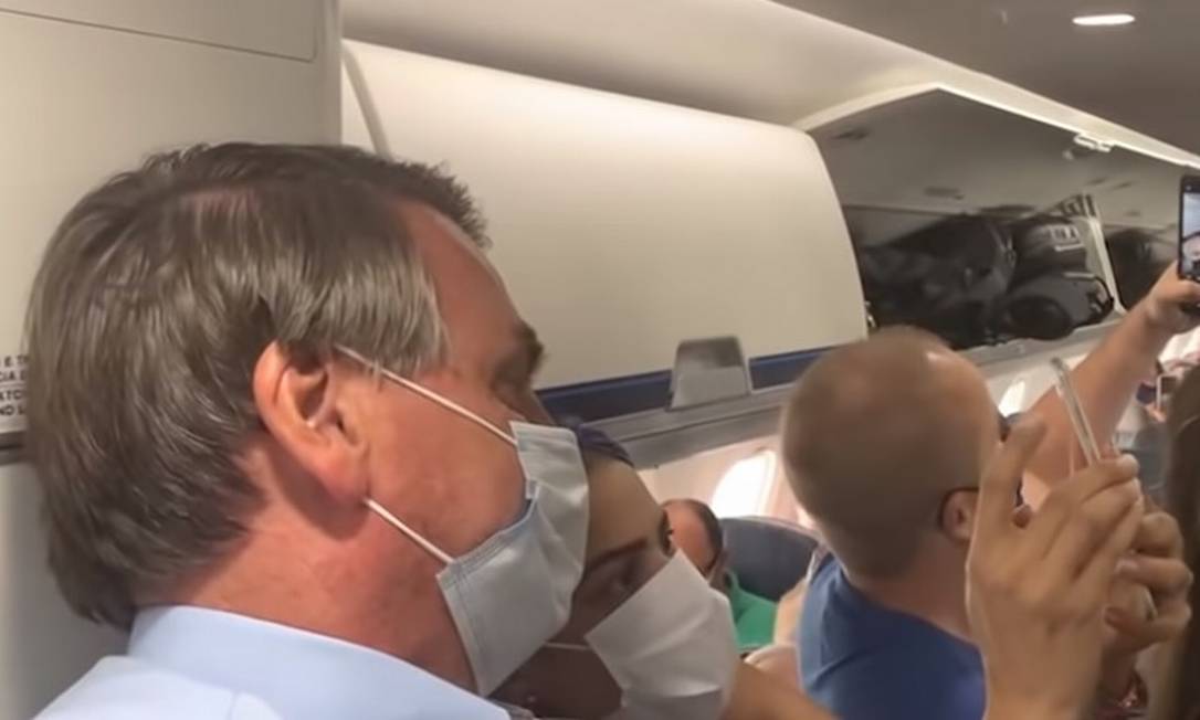 Bolsonaro entra em avião para cumprimentar passageiros, é vaiado e responde: &#8220;Deviam estar a viajar de burro&#8221; | Vídeo