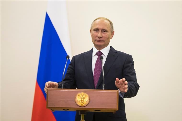 Vladimir Putin entrega Premio Ciência e Tecnologia a criadores da vacina Sputnik V