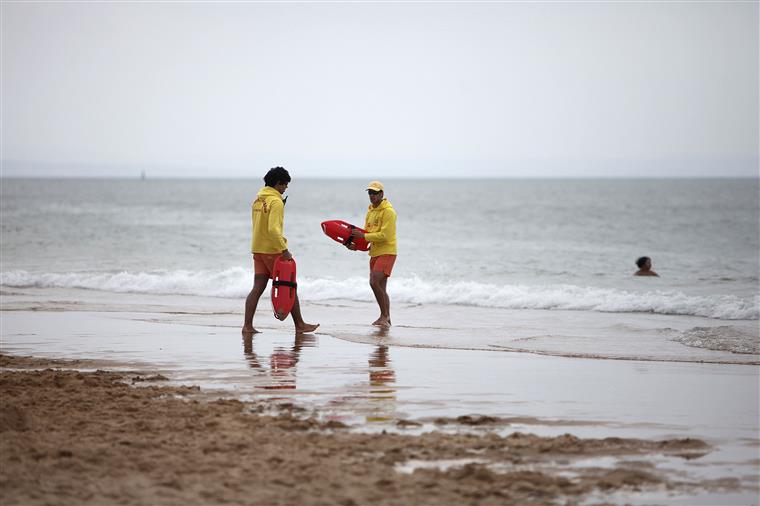 Dois adolescentes resgatados por nadadores-salvadores na praia da Foz do Minho