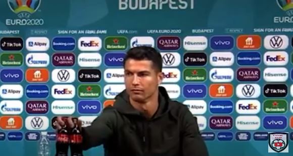 Cristiano Ronaldo afasta coca-colas da mesa e substitui-as por garrafa de água