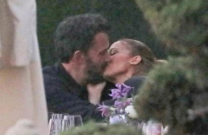 #Bennifer. Ben Affleck e Jennifer Lopez protagonizam beijo em público