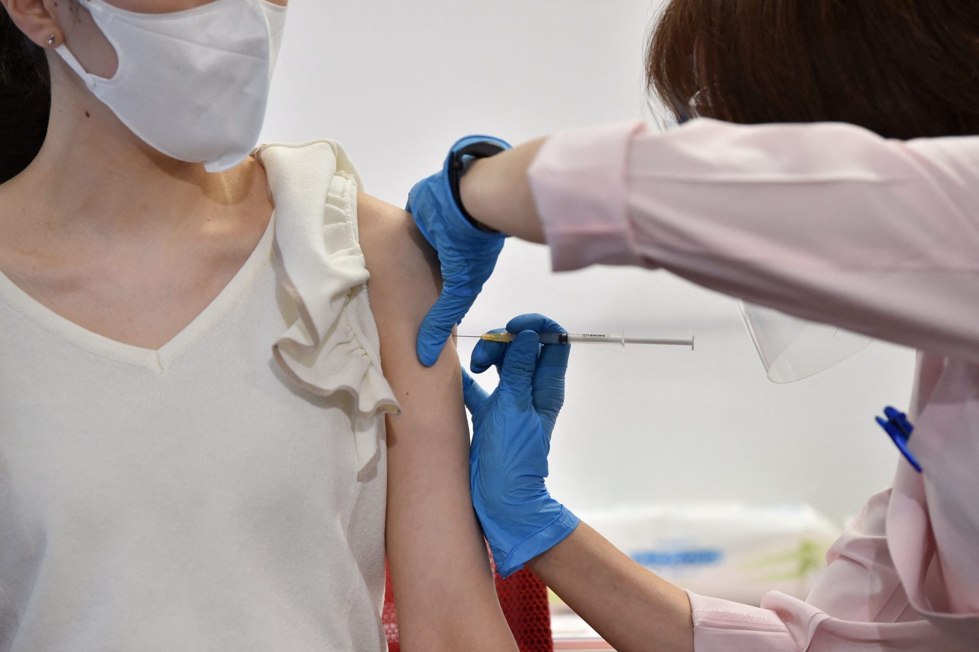 Pessoas com mais de 55 anos já podem ser vacinadas contra a covid-19 sem marcação prévia