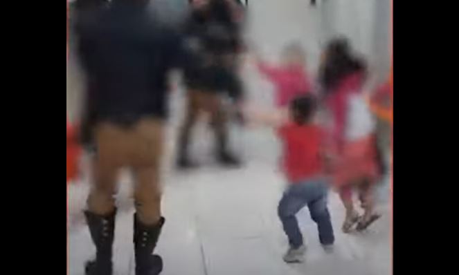 Polícias são filmados a dançar e a brincar com crianças depois de os pais serem detidos por tráfico de droga | Vídeo