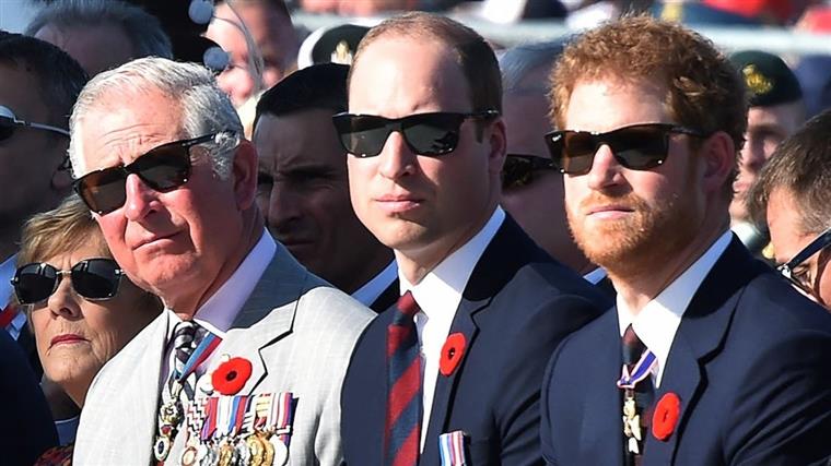 Príncipe Carlos é “imensamente sensível” e não consegue lidar com as críticas de Harry à família