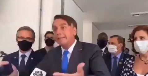 Bolsonaro exalta-se com pergunta de repórter, tira a máscara e manda-a &#8220;calar a boca&#8221; | Vídeo