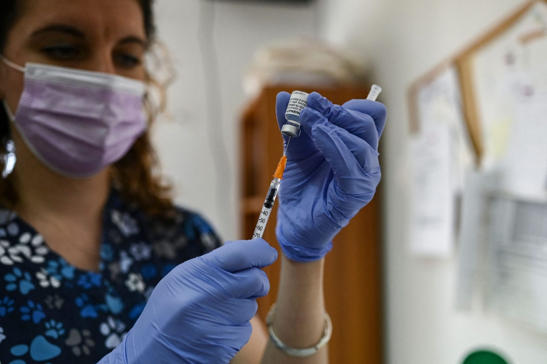 Quase metade da população portuguesa já recebeu uma dose da vacina contra a covid-19