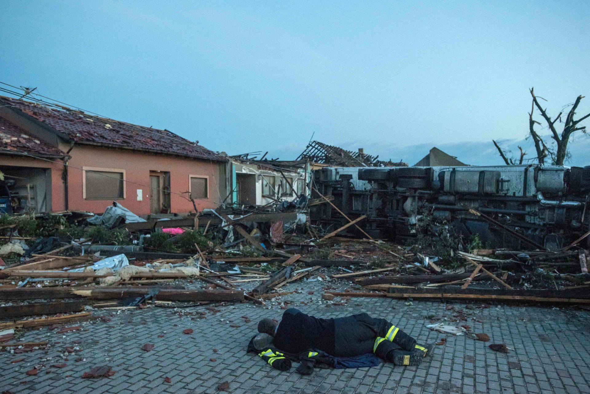 Sobe para cinco o número de vítimas mortais em tornado na República Checa | Fotogaleria