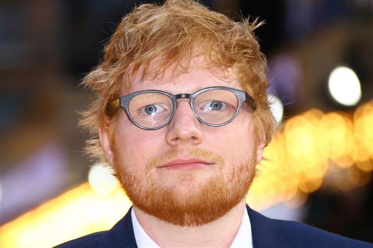 Ed Sheeran fala sobre mudanças após nascimento da filha: “Fazia tudo em excesso”