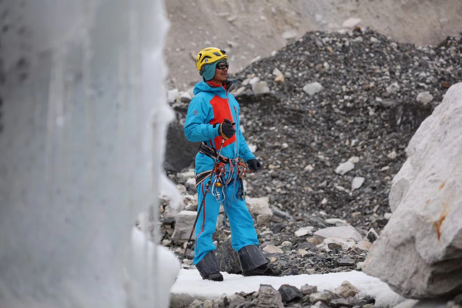 Homem cego sobe ao cume do monte Evereste, quase um ano depois sem visitantes