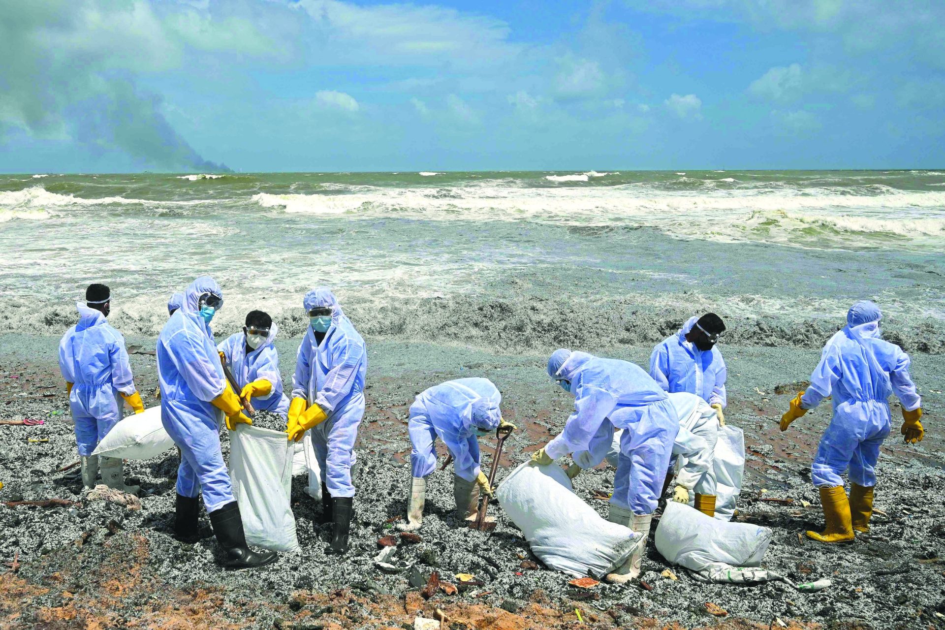 Sri Lanka enfrenta maré de químicos com praias cobertas de plástico