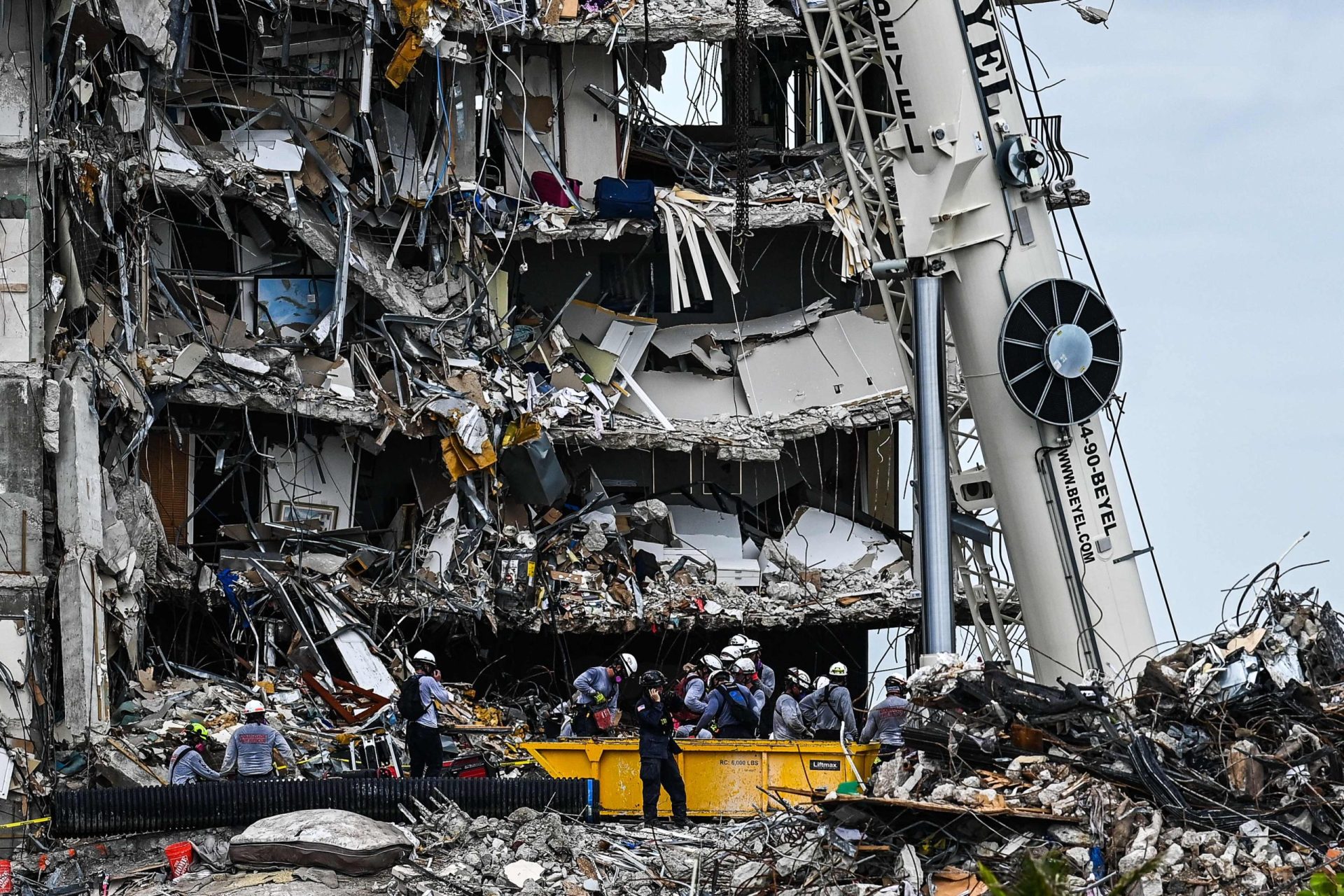 Pelo menos 11 mortos e 150 desaparecidos em colapso de prédio em Miami. Joe Biden vai visitar local | Fotogaleria
