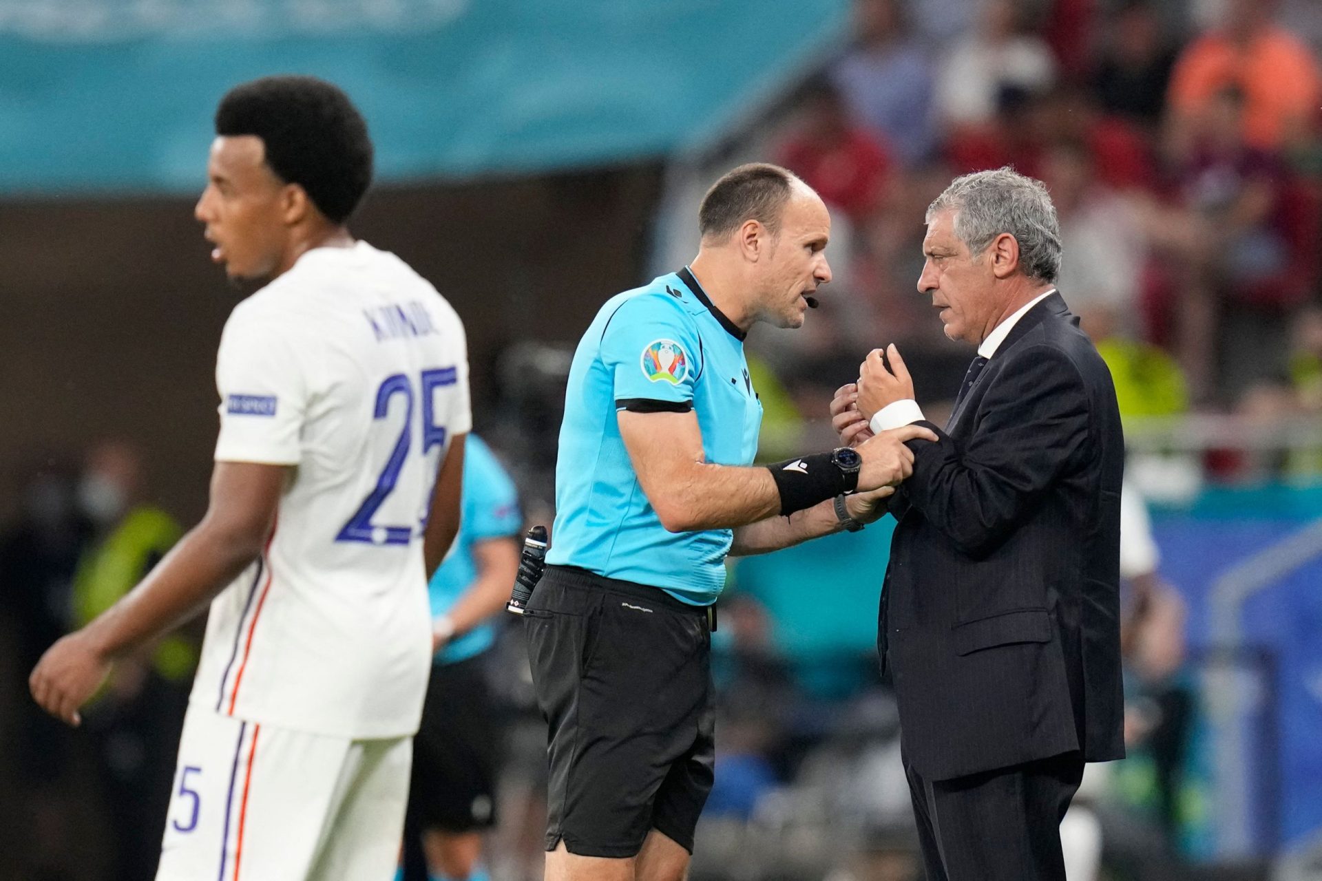 Penálti polémico contra Portugal no jogo com França afasta árbitro do resto do Euro 2020
