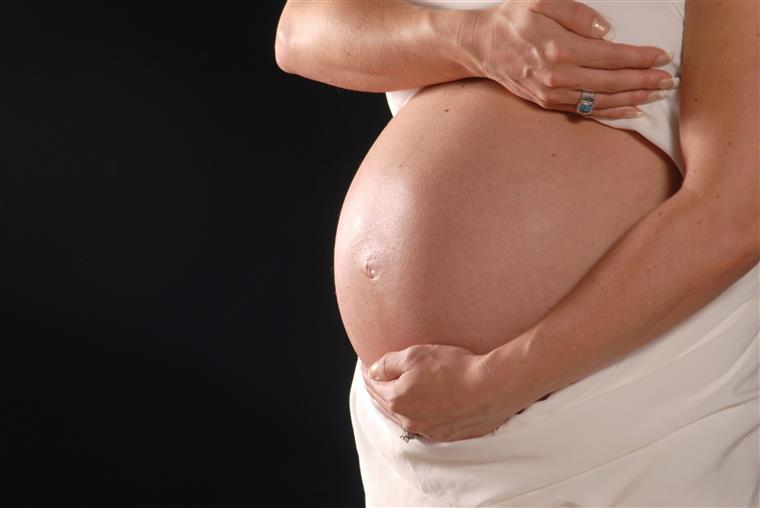 Covid-19. DGS avalia possibilidade de vacinação de mulheres grávidas