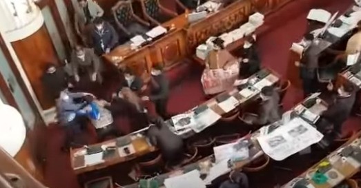 Deputados envolvem-se em confrontos durante sessão parlamentar na Bolívia | Vídeo