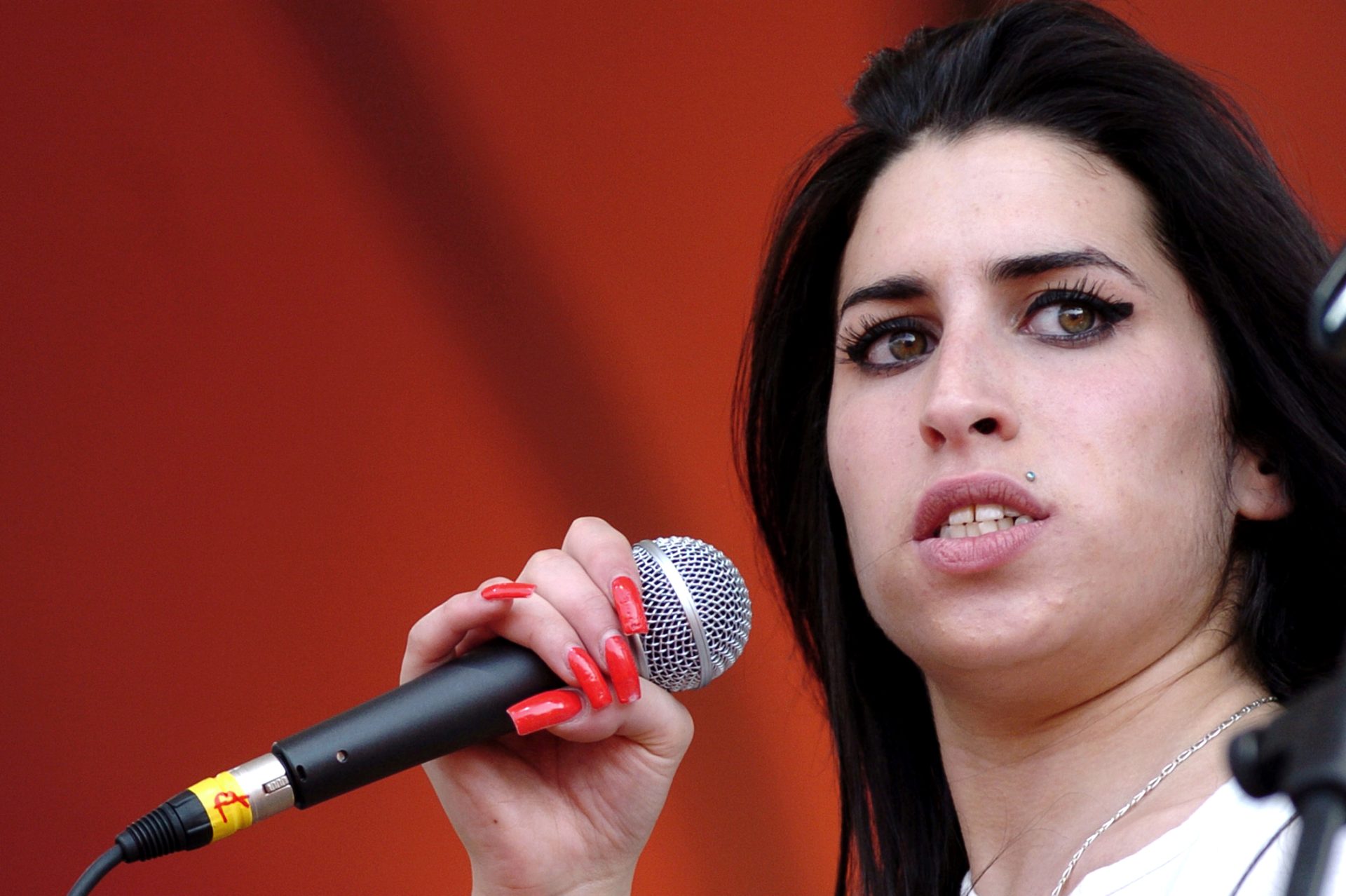 &#8220;Sei que ela estaria sóbria&#8221;. Melhor amigo de Amy Winehouse diz que cantora teria largado a música e o vício se estivesse viva