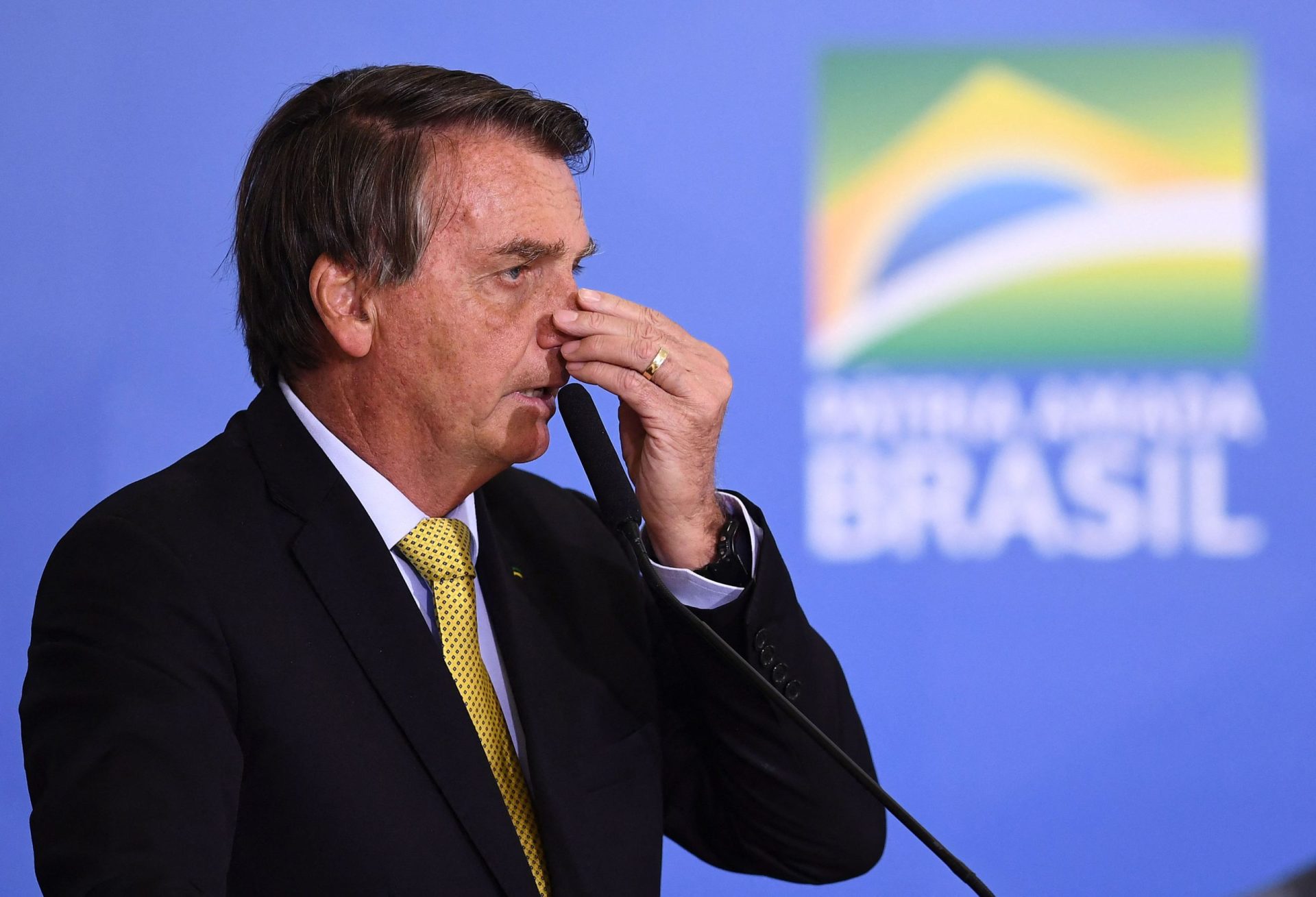 Bolsonaro sofre com crise de soluços há mais de uma semana e foi internado para fazer exames
