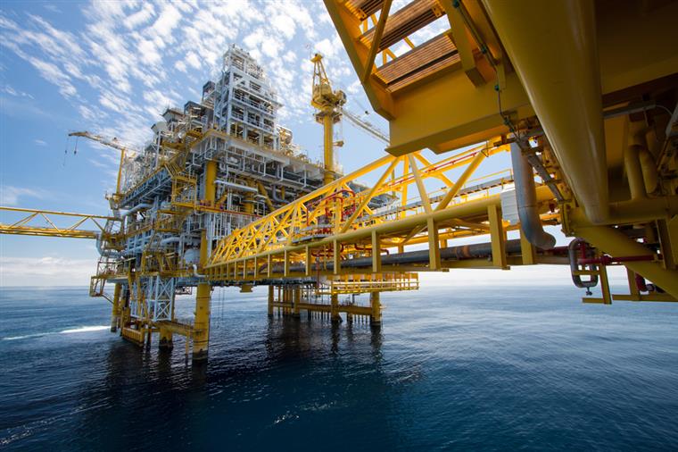 OPEP e aliados acordam aumentar produção de petróleo a partir de agosto