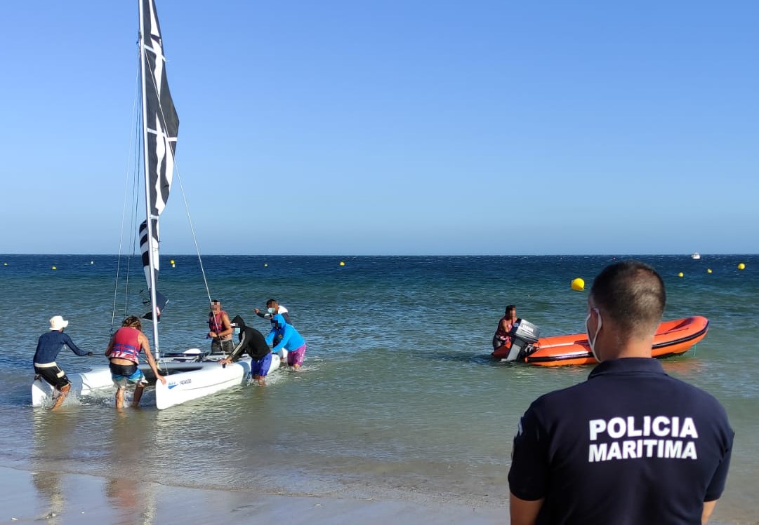 Dois ingleses resgatados após caírem de catamaran na praia de Burgau em Lagos