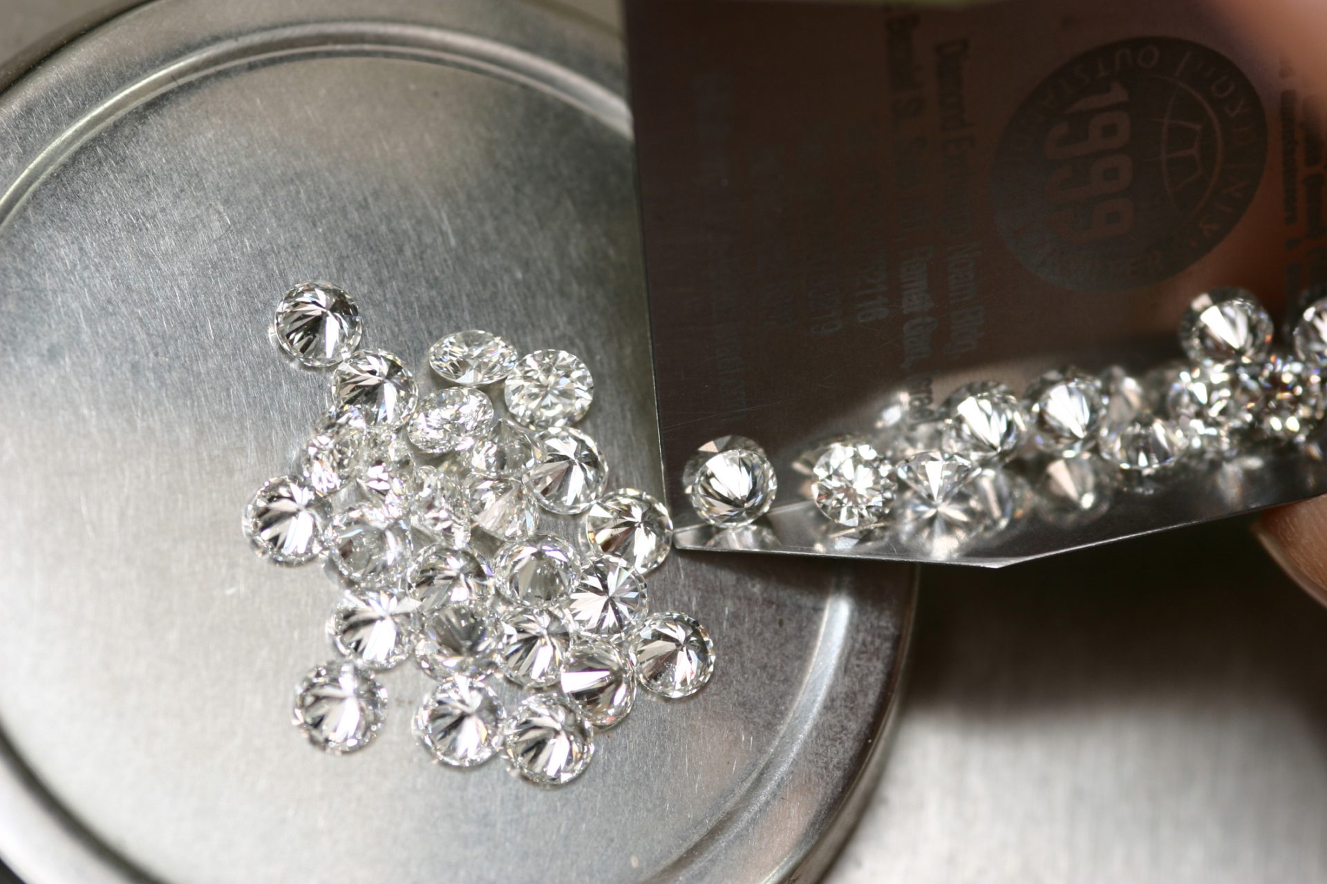 Um crime “da mais alta sofisticação”. Mulher troca diamantes avaliados em quase cinco milhões de euros por seixos