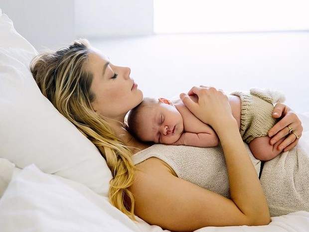 Amber Heard revela que recorreu a barriga de aluguer para ser mãe