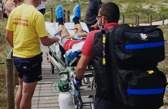 Homem auxiliado durante caminhada na praia de Ofir com suspeitas de enfarte