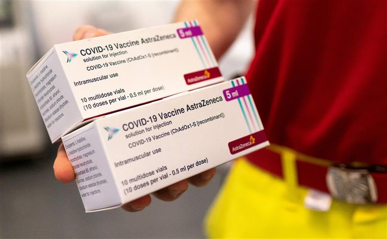 Milhares de pessoas receberam vacina da AstraZeneca fora de validade no Brasil