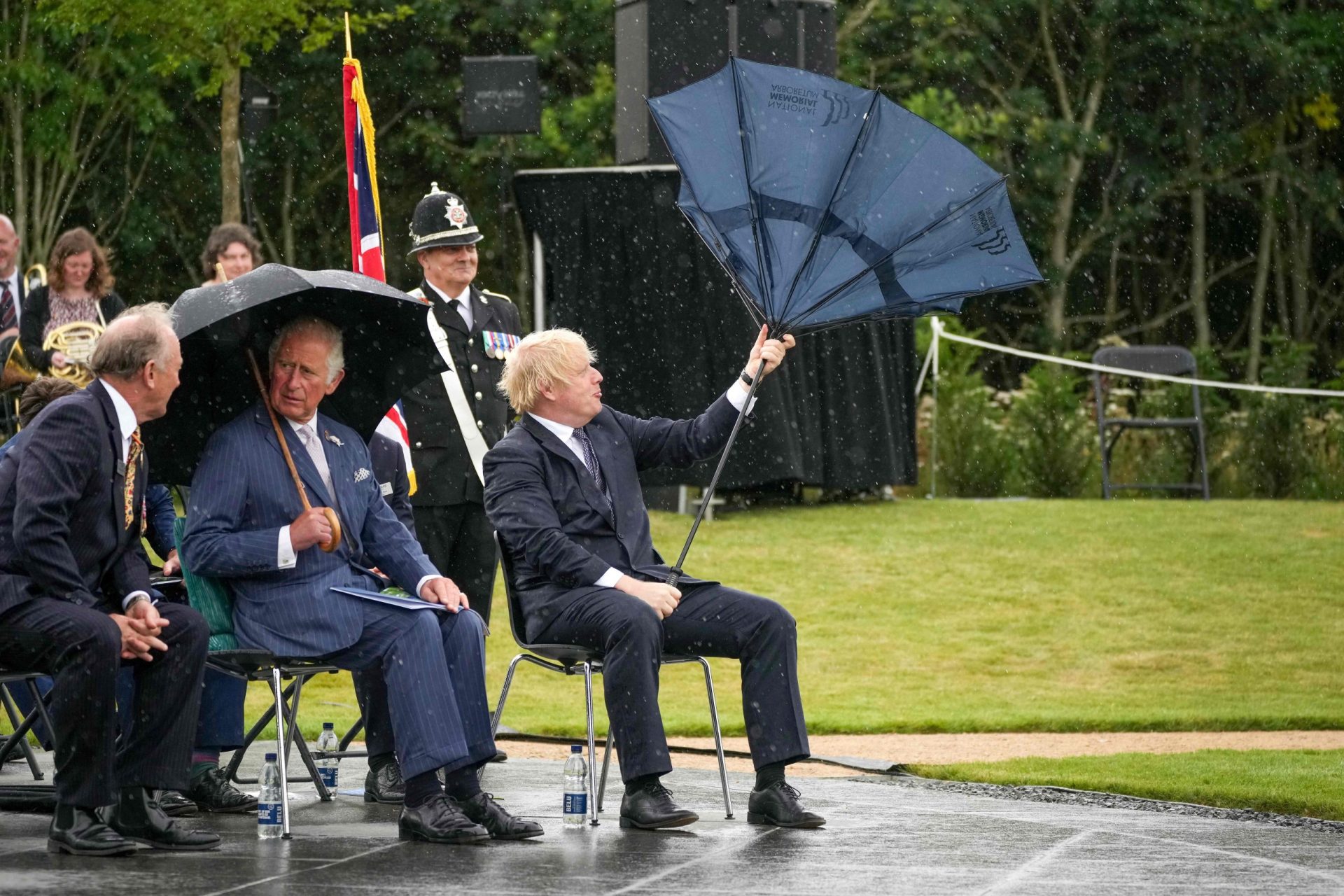 Vídeo | Luta de Boris Johnson com chapéu-de-chuva marca cerimónia de homenagem a polícias