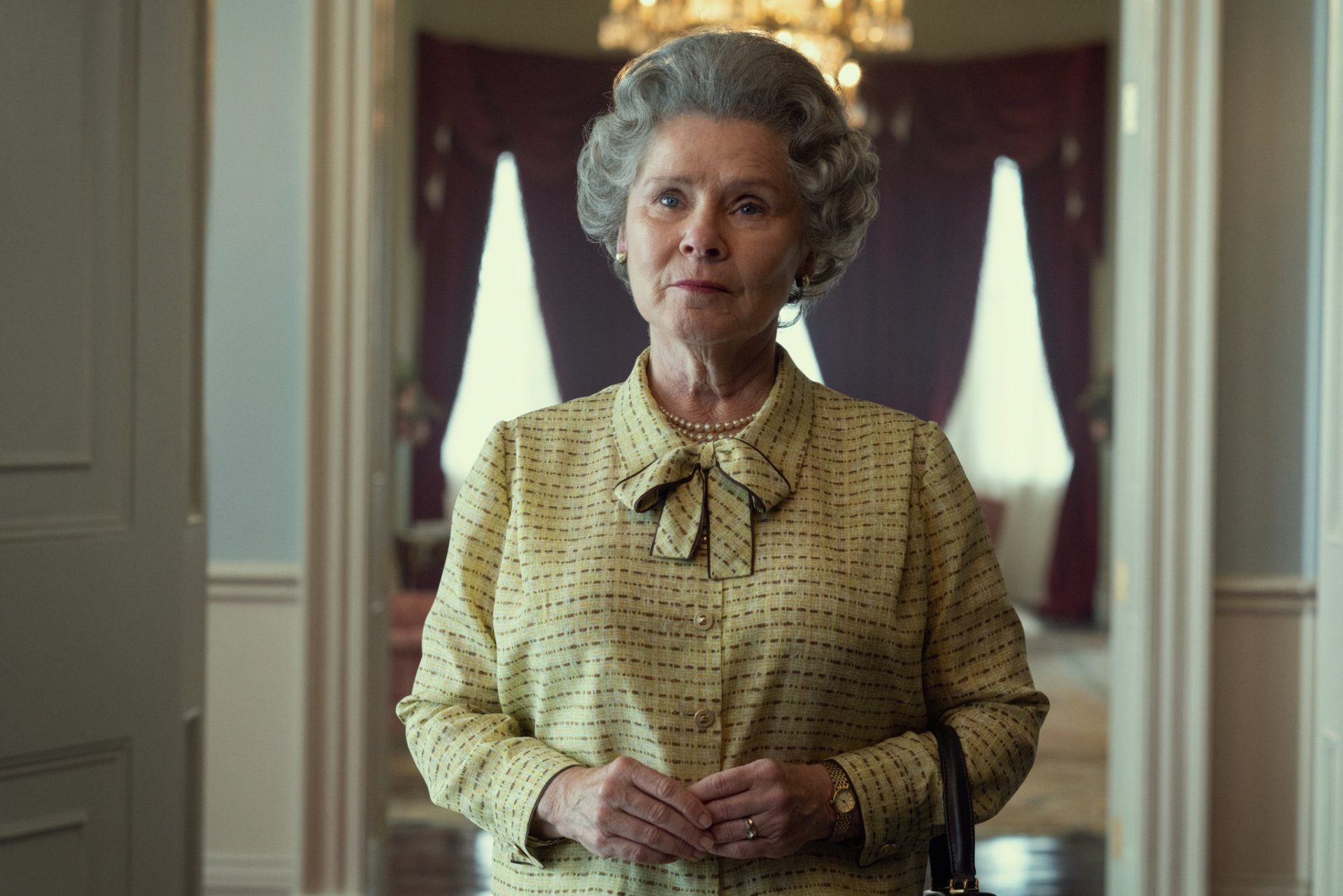 Revelada primeira imagem da próxima Rainha Isabel II na série The Crown