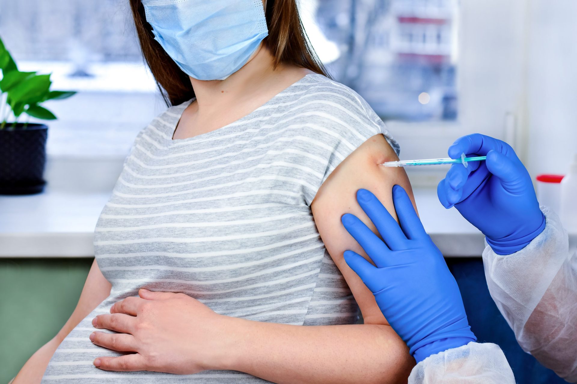Grávidas podem ser vacinadas contra a covid-19 a partir das 21 semanas de gestação